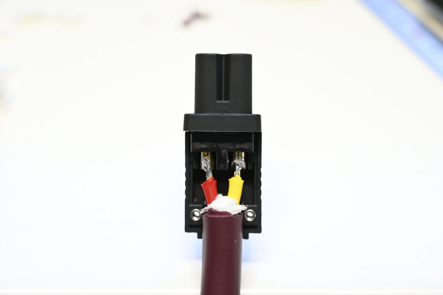 FURUTECH FI-8.1N(G) ハイエンドグレード 薄型メガネタイプインレットプラグ